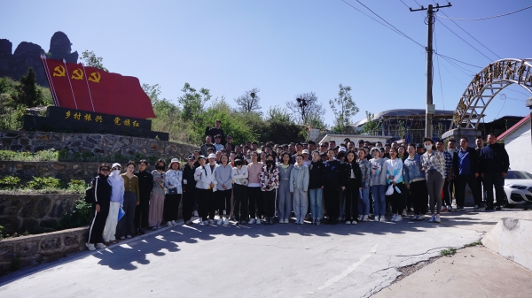 集團公司組織全體員工登雞冠山